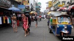 Suasana sebuah sudut kawasan utama turis di jalan Khao San, Bangkok, 14 Januari 2012 (Foto: dok). 