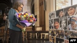 La maire du Cap, Patricia de Lille, apporte des fleurs lors du mémorial pour Winnie Madikizela-Mandela, au Cap, le 3 avril 2018.