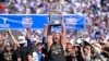 Clayton Kershaw, lanzador de los Dodgers de Los Ángeles, levanta el trofeo de la Serie Mundial en el estadio de su equipo, el 1 de noviembre de 2024. (REUTERS)