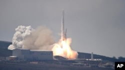 Arhiva - Spejs Iks raketa, koja nosi satelit, prilikom lansiranja iz vojne aviobaze Vandenberg, Kalifornija, 24. avgusta 2017. 