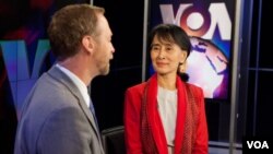 آنگ سان سوچی در مقر صدای آمریکا - واشنگتن