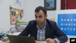 Direktur Human Rights Watch Omar Shakir i kantornya di Ramallah, Tepi Barat, Selasa (5/11). 