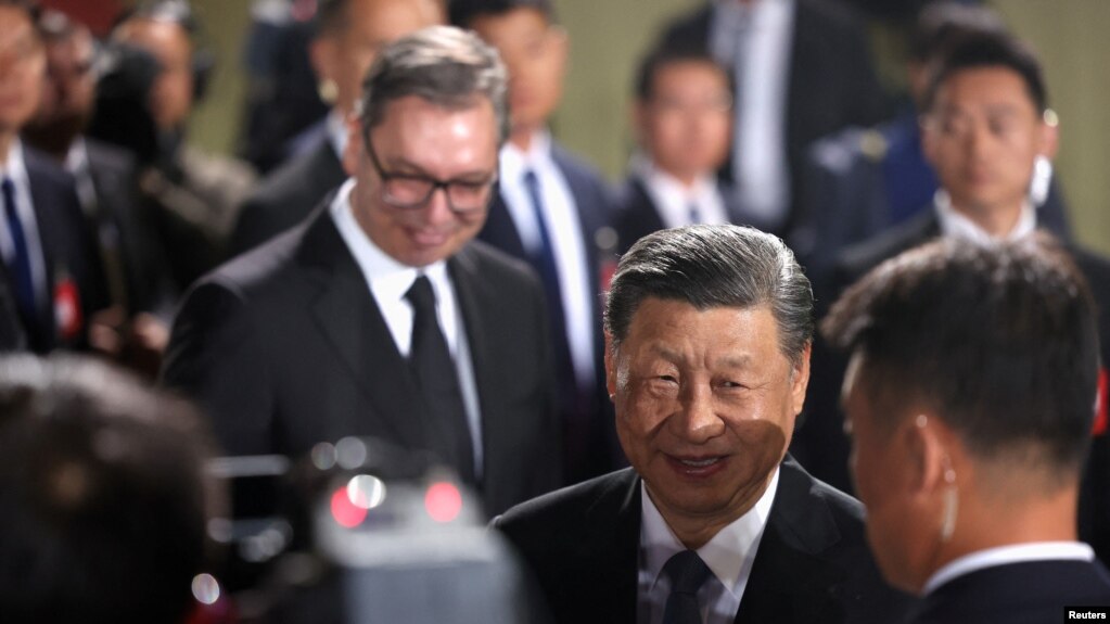 Presidenti kinez Xi Jinping mbërrin në Beograd, pritet nga Presidenti serb Vuçiç