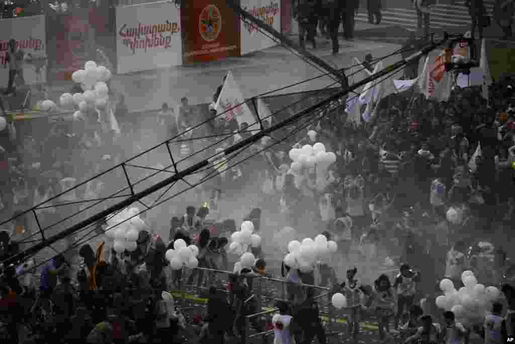 A view shows the crowd right after the explosion of gas-filled balloons during a campaign rally in the central Republic Square in Yerevan, May 4, 2012. An explosion injured at least 144 in central Yerevan on Friday during a campaign rally by Armenia's rul