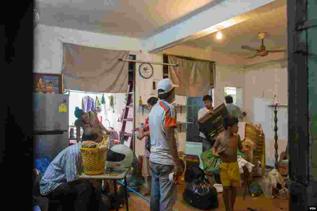 Residents of Phnom Penh&#39;s White Building move out June 6, 2017 after negotiations finished. The White Building is authorized to a Japanese development project for redevelopment. (Khan Sokummono/VOA Khmer)