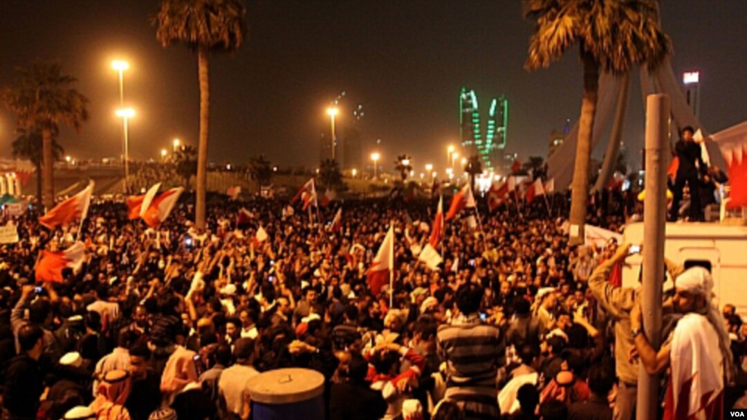 Para demonstran kembali berkumpul di Lapangan Mutiara di Manama, Bahrain, Sabtu malam (2/19).
