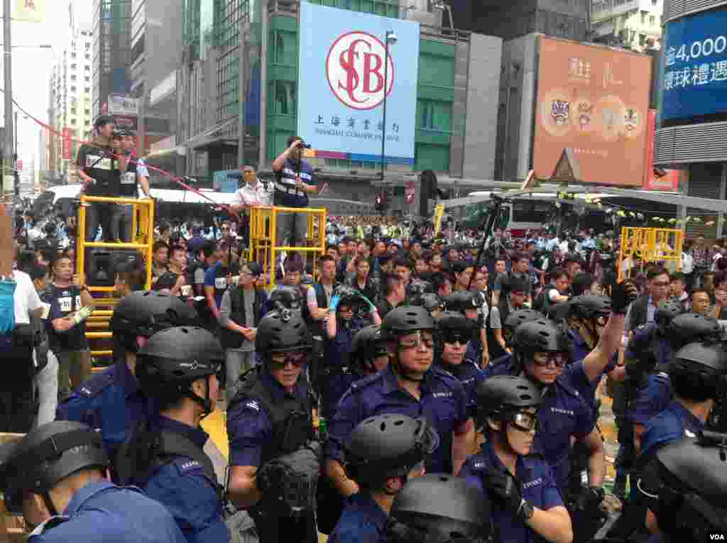 香港警方星期三上午展開強行清場行動（美國之音海彥拍攝)。