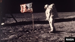 El astronauta Edwin E. "Buzz" Aldrin Jr. posa para una fotografía al lado de la bandera de EE.UU. desplegada en la Luna durante la misión del Apollo 11 el 20 de julio de 1969.