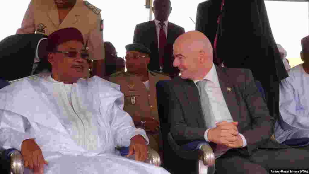 Gianni Infantino et Mohamadou Issoufou à Niamey, Niger, le 28 février 2017. (VOA/Abdoul-Razak Idrissa)