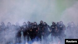 Fuerzas policiales emplean gases lacrimógenos para contener las protestas tras la muerte de George Floyd en Minneapolis, EE. UU., en mayo 30 de 2020.