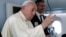El papa Francisco habla con periodistas en el avión papal de regreso a Roma tras una gira por Tailandia y Japón. Noviembre 26 de 2019. Pool/Remo Casilli/AFP.