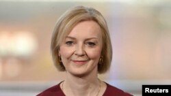 Mantan perdana menteri Inggris Liz Truss muncul di Sunday Morning BBC yang dibawakan oleh Laura Kuenssberg di Birmingham, Inggris, 2 Oktober 2022. (Foto: Jeff Overs/BBC via REUTERS)
