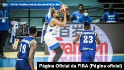 Ivan Almeida, de Cabo Verde, atira ao cesto no jogo ante a RDC, Afrobasktet 2021, Kigali, 26 de Agosto de 2021