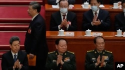 资料照片：中国国家主席习近平2023年3月12日在北京人民大会堂出席全国人民代表大会会议期间，从时任中央军委副主席张又侠和何卫东身旁走过，这两位军委副主席目前都已落马。