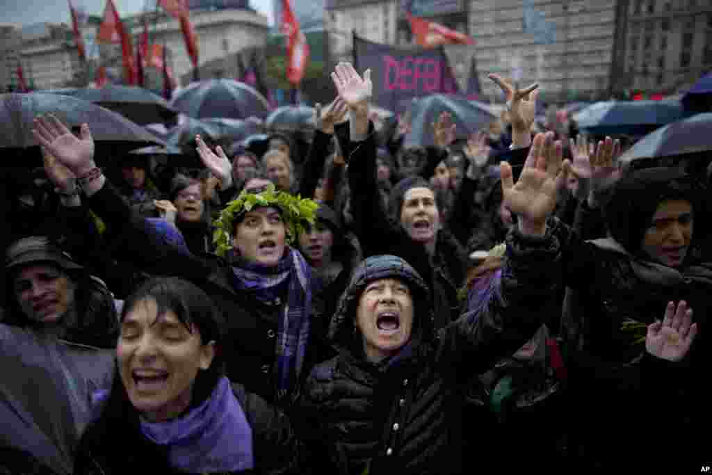Women shout during a demonstration against gender violence in Buenos Aires, Argentina, Oct. 19, 2016. Argentines marched to condemn violence against women in a protest that was followed in other Latin American countries.