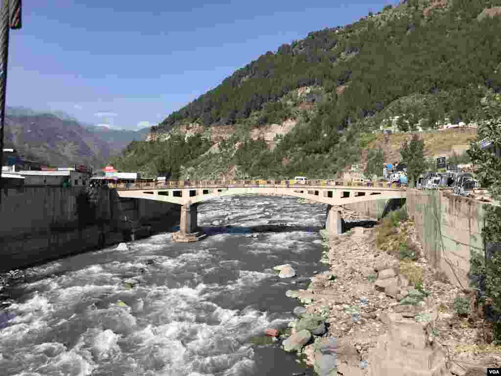 بالاکوٹ میں اگرچہ زندگی کا پہیہ چل رہا ہے، لیکن 15 برس قبل آنے والے تباہ کن زلزلے کے بعد لوگوں کے دلوں میں یہ خوف موجود ہے کہ فالٹ لائن پر رہ رہے ہیں اور انہیں ایسی عمارتوں کی ضرورت ہے جو زلزلہ پروف ہوں۔ وہ بحالی کے پروگرام کے تحت محفوظ تعمیرات کے منتظر ہیں۔