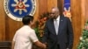 El secretario de Defensa de Estados Unidos, Lloyd Austin, a la derecha, le da la mano al presidente filipino, Ferdinand Marcos Jr., durante una visita de cortesía en el Palacio de Malacanang en Manila, Filipinas, el lunes 18 de noviembre de 2024. AP