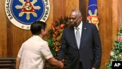 El secretario de Defensa de Estados Unidos, Lloyd Austin, a la derecha, le da la mano al presidente filipino, Ferdinand Marcos Jr., durante una visita de cortesía en el Palacio de Malacanang en Manila, Filipinas, el lunes 18 de noviembre de 2024. AP