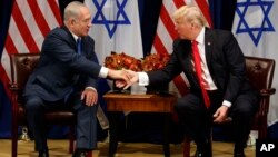 Presiden AS Donald Trump (kanan) berjabat tangan dengan PM Israel Benjamin Netanyahu di New York, Senin (18/9). 