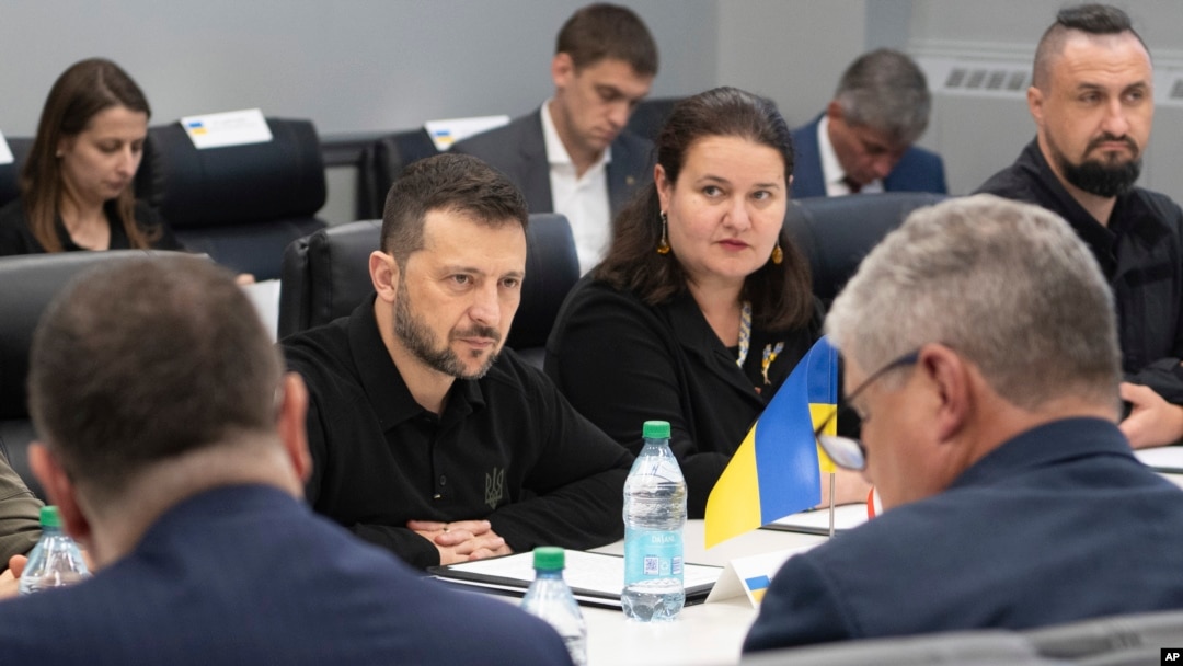 Na fotografiji koju je omogućila američka vojska, ukrajinski predsjednik Volodymyr Zelenskyy, u sredini, sluša dok posjećuje tvornicu municije Scranton Army u Scrantonu, Pennsylvania, 22. septembra 2024.