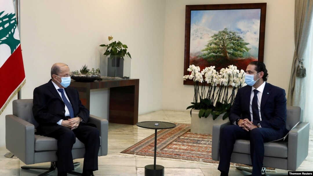 Presiden Lebanon Michel Aoun (kiri) bertemu penjabat Perdana Menteri Saad al-Hariri di Baabda, Maret 2021.