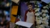 Una foto del excantante de One Direction Liam Payne colocada en un altar improvisado fuera del hotel en el que fue hallado muerto tras caer de un balcón en Buenos Aires, Argentina, el jueves 17 de octubre de 2024.