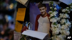 Una foto del excantante de One Direction Liam Payne colocada en un altar improvisado fuera del hotel en el que fue hallado muerto tras caer de un balcón en Buenos Aires, Argentina, el jueves 17 de octubre de 2024.