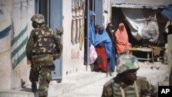 Des soldats ougandais de l'AMISOM en patrouille à Mogadiscio (déc. 2011)