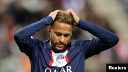 Neymar se lleva las manos a la cabeza durante un partido de liga entre su equipo, el PSG, y el Reims, el 8 de octubre de 2022.