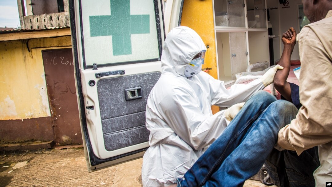 Pekerja kesehatan mengangkut seseorang yang diduga terjangkit Ebola di Sierra Leone (24/9).