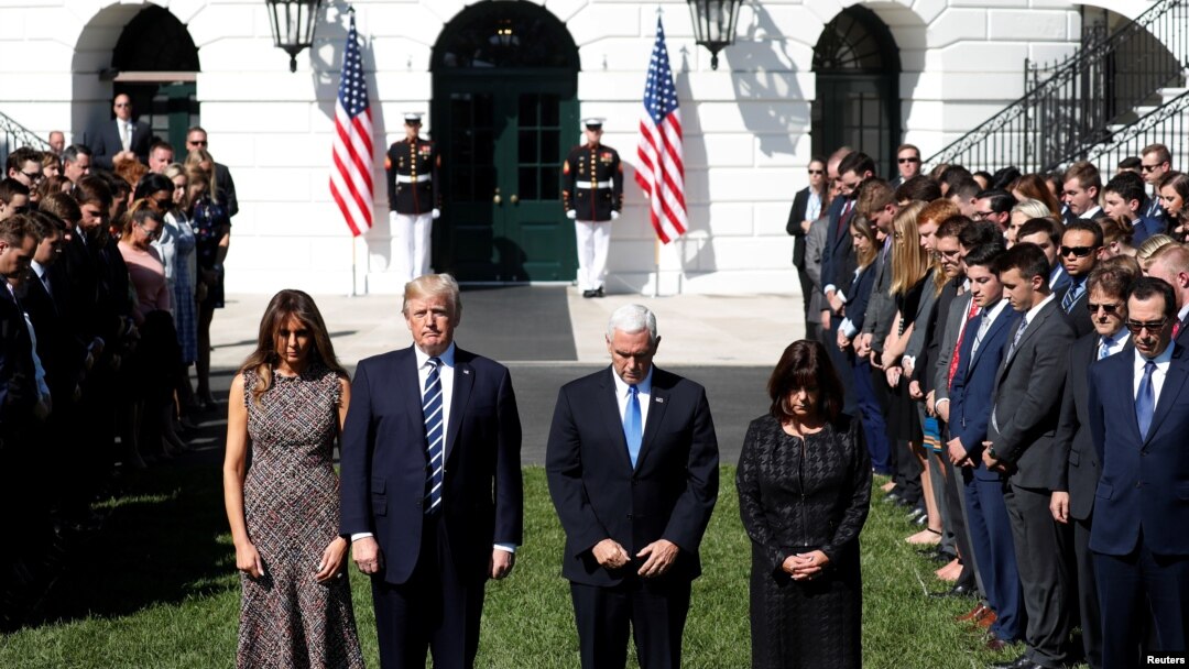 Le président Donald Trump avec sa femme Melania et Mike Pence, vice-président, avec sa femme Karen, lors d'une minute de silence après la fusillade de Las Vegas, à la Maison Blanche, le 3 octobre 2017.
