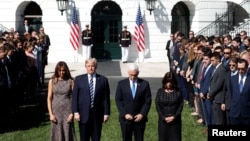 Le président Donald Trump avec sa femme Melania et Mike Pence, vice-président, avec sa femme Karen, lors d'une minute de silence après la fusillade de Las Vegas, à la Maison Blanche, le 3 octobre 2017.