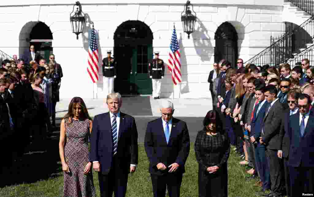 Le président Donald Trump avec sa femme Melania et Mike Pence, vice-président, avec sa femme Karen, lors d&#39;une minute de silence après la fusillade de Las Vegas qui a fait 58 morts, à la Maison Blanche, le 3 octobre 2017.