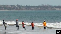 La plage de Lumley, une attraction populaire à Freetown, Sierra Leone. 