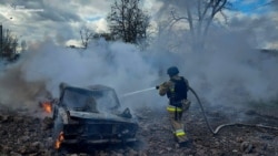 烏克蘭尼古拉耶夫市一名消防人員在俄羅斯飛彈攻擊後滅火一輛汽車。 (2024年3月17日）