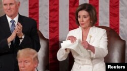 La présidente de la Chambre des représentants, la démocrate Nancy Pelosi déchire une copie du discours du président Donald Trump après son discours sur l'état de l'Union lors d'une session conjointe du Congrès américain dans la chambre du Capitole à Washington, le 4 février 2020.