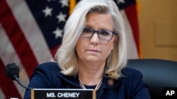 ARCHIVO - Liz Cheney escucha mientras la comisión selecta de la Cámara de Representantes que investiga el ataque del 6 de enero al Capitolio de Estados Unidos celebra una audiencia en el Capitolio en Washington, el 28 de junio de 2022. (Foto AP/J. Scott Applewhite, Archivo)