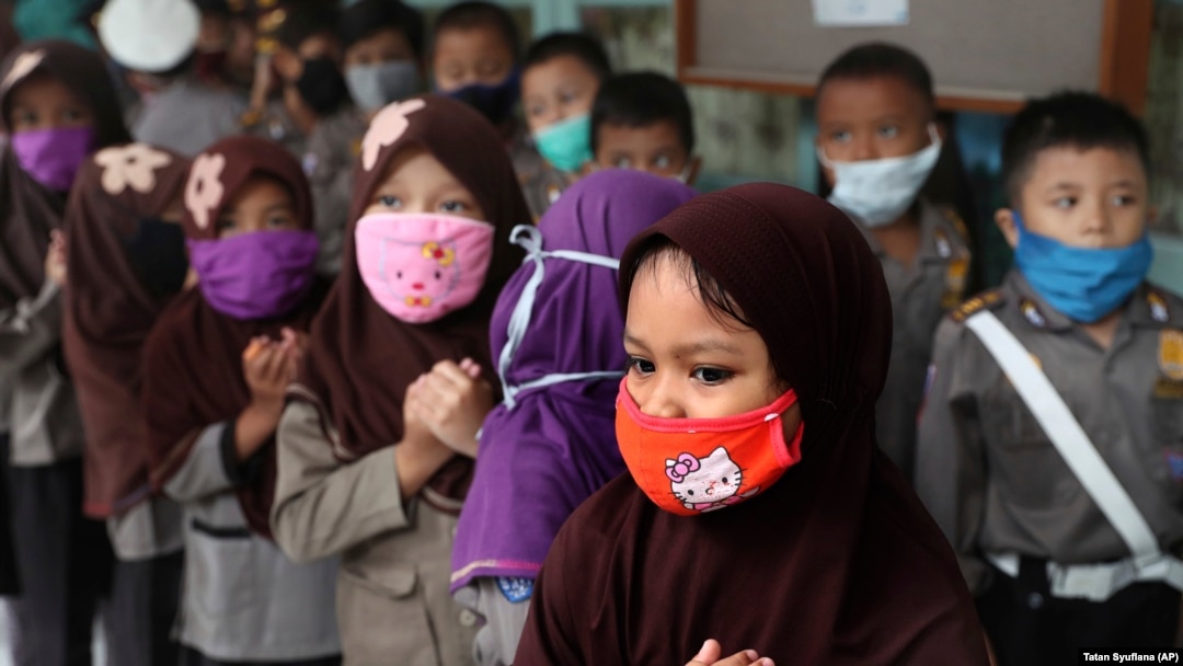Anak-anak mengenakan masker untuk mencegah perebakan virus corona di sebuah Taman Kanak-kanak di Jakarta (foto: ilustrasi). 