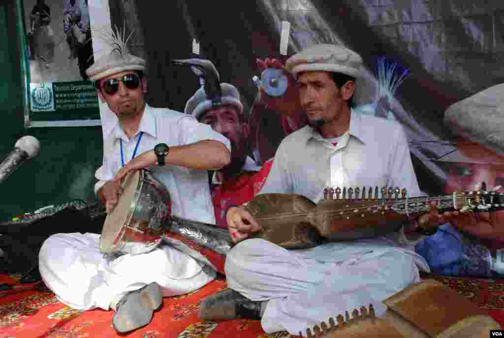 گلگت بلتستان کے روایتی ساز لوک میلے میں اپنے سر بکھیر رہے ہیں۔