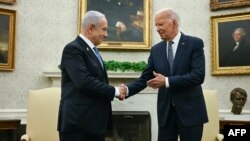 Presiden AS Joe Biden (kanan) berjabat tangan dengan PM Israel Benjamin Netanyahu selama pertemuan di Ruang Oval Gedung Putih di Washington, DC, Kamis 25 Juli 2024.