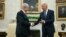 Presiden AS Joe Biden (kanan) berjabat tangan dengan PM Israel Benjamin Netanyahu selama pertemuan di Ruang Oval Gedung Putih di Washington, DC, Kamis 25 Juli 2024.