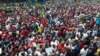 De nombreuses personnes ont participé à la marche citoyenne à Bamako, au Mali, le 18 juin 2017. (VOA/Kassim Traoré)