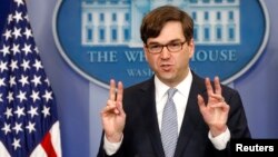 El jefe del consejo de asesores económicos de la Casa Blanca, Jason Furman, habla sobre el informe de la CBO