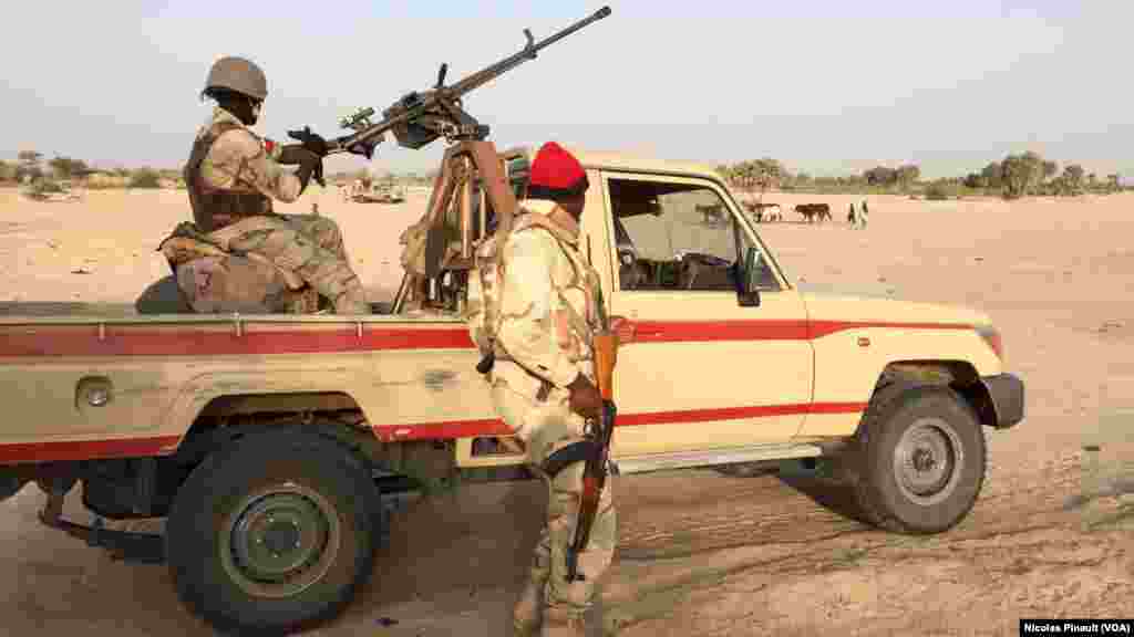 Une mitrailleuse montée sur un véhicule de l'armée nigérienne dans le village de Zenam Kelouri, le 29 février 2016. (VOA/Nicolas Pinault)