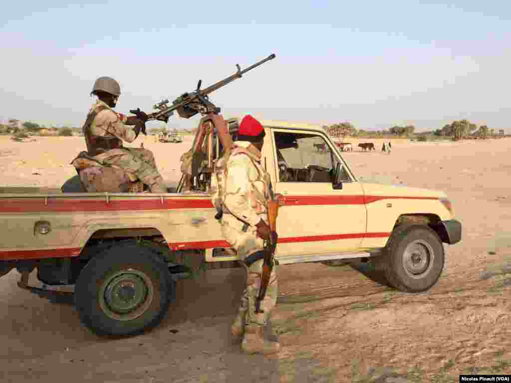 Une mitrailleuse montée sur un véhicule de l&#39;armée nigérienne dans le village de Zenam Kelouri, le 29 février 2016.