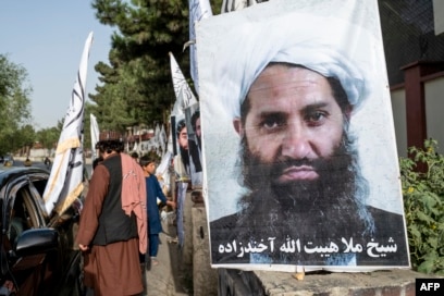 Ular omma oldida yechinishadi