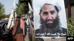 Poster Pemimpin Tertinggi Taliban Hibatullah Akhundzada terlihat di sepanjang jalan di Kabul pada 14 Agustus 2023. (Foto: AFP)