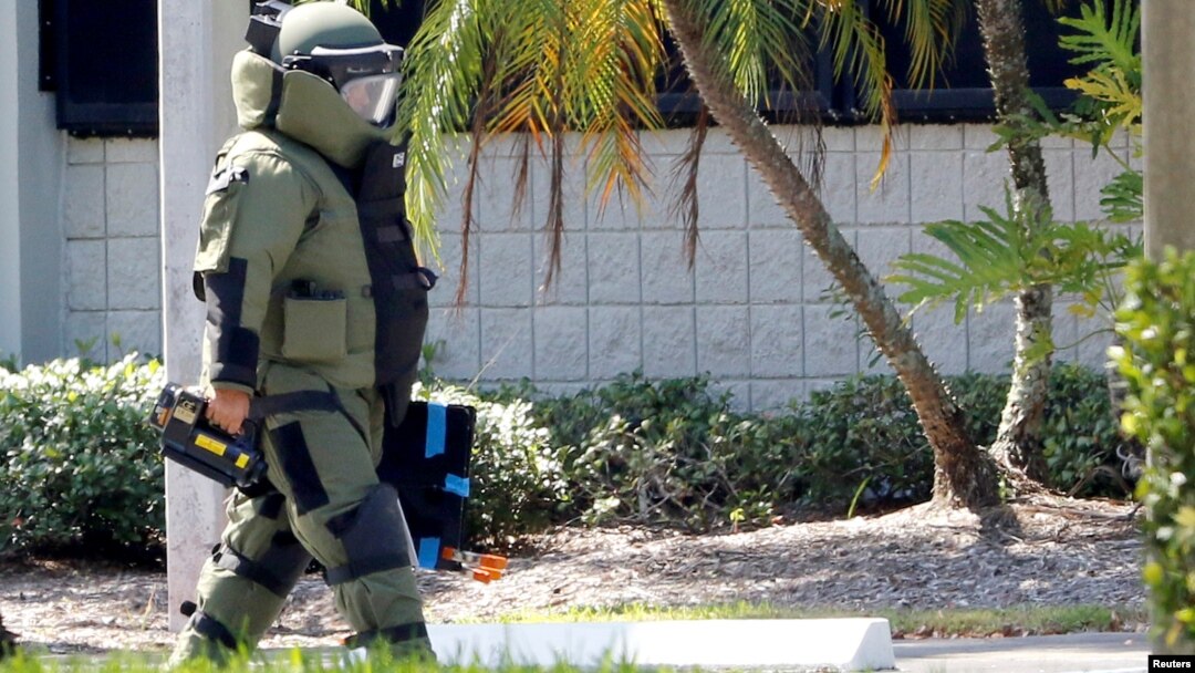 Nhân viên rà phá bom đi đến tòa nhà có văn phòng của Dân biểu Debbie Wasserman Schultz ở Sunrise, Florida, 24/10/2018 