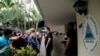 Roniel Ortiz, abogado del ex presidente de Panamá Ricardo Martinelli, habla con miembros de los medios de comunicación fuera de la embajada de Nicaragua en la ciudad de Panamá, el 7 de febrero de 2024. 