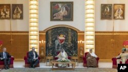 마이크 폼페오 미 국무장관과 브라이언 훅 이란 정책 특별대표가 지난 26일 중동 바레인 수도 마나마를 방문하고 하마드 빈 이사 알칼리파 국왕과 살만 빈 하마드 알칼리파 왕세자, 나세르 빈 하마드 알칼리파 국가안보보좌관을 만났다.